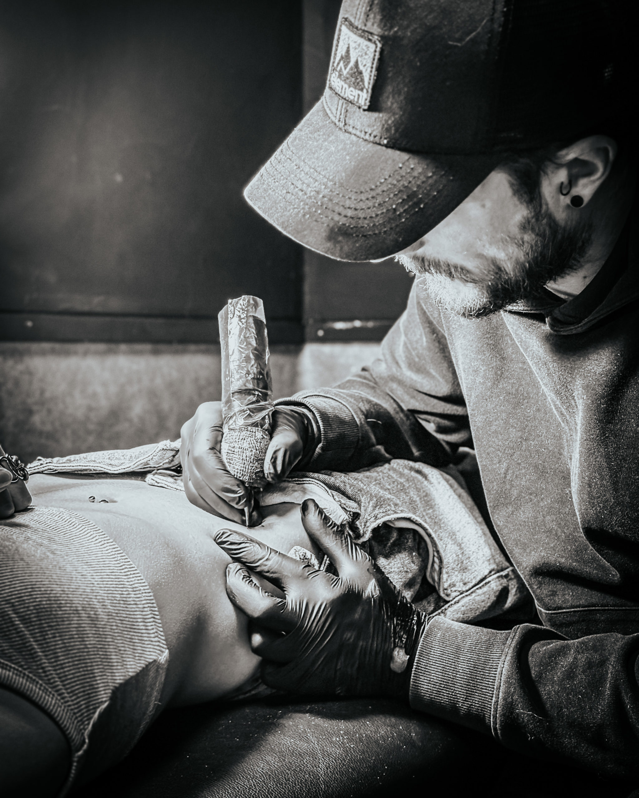 Tatoueur au Touquet pour un duo de copines qui souhaitaient une étoile chacune, symbole de leur amitié et de leur vacances ensemble