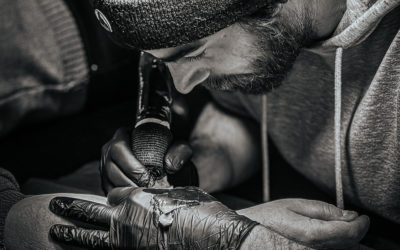 Tatouage symbolique avec 2 colombes au Touquet