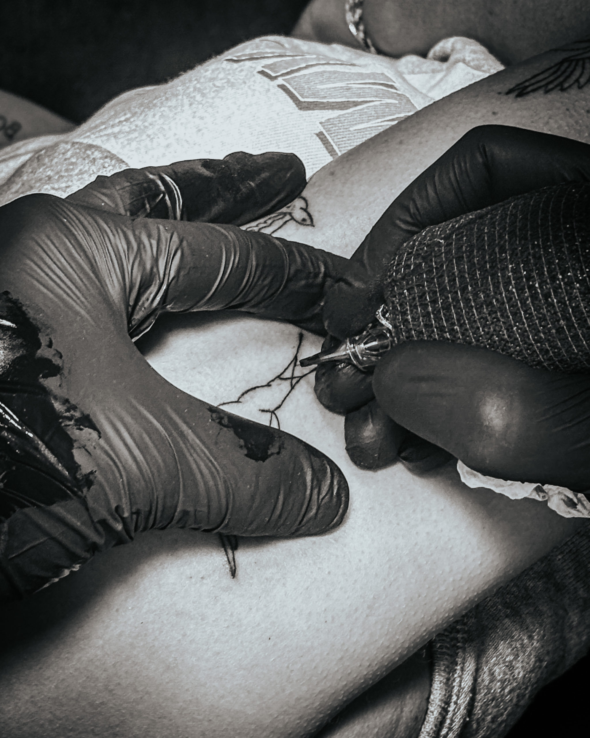 Tatouage hirondelle au Touquet