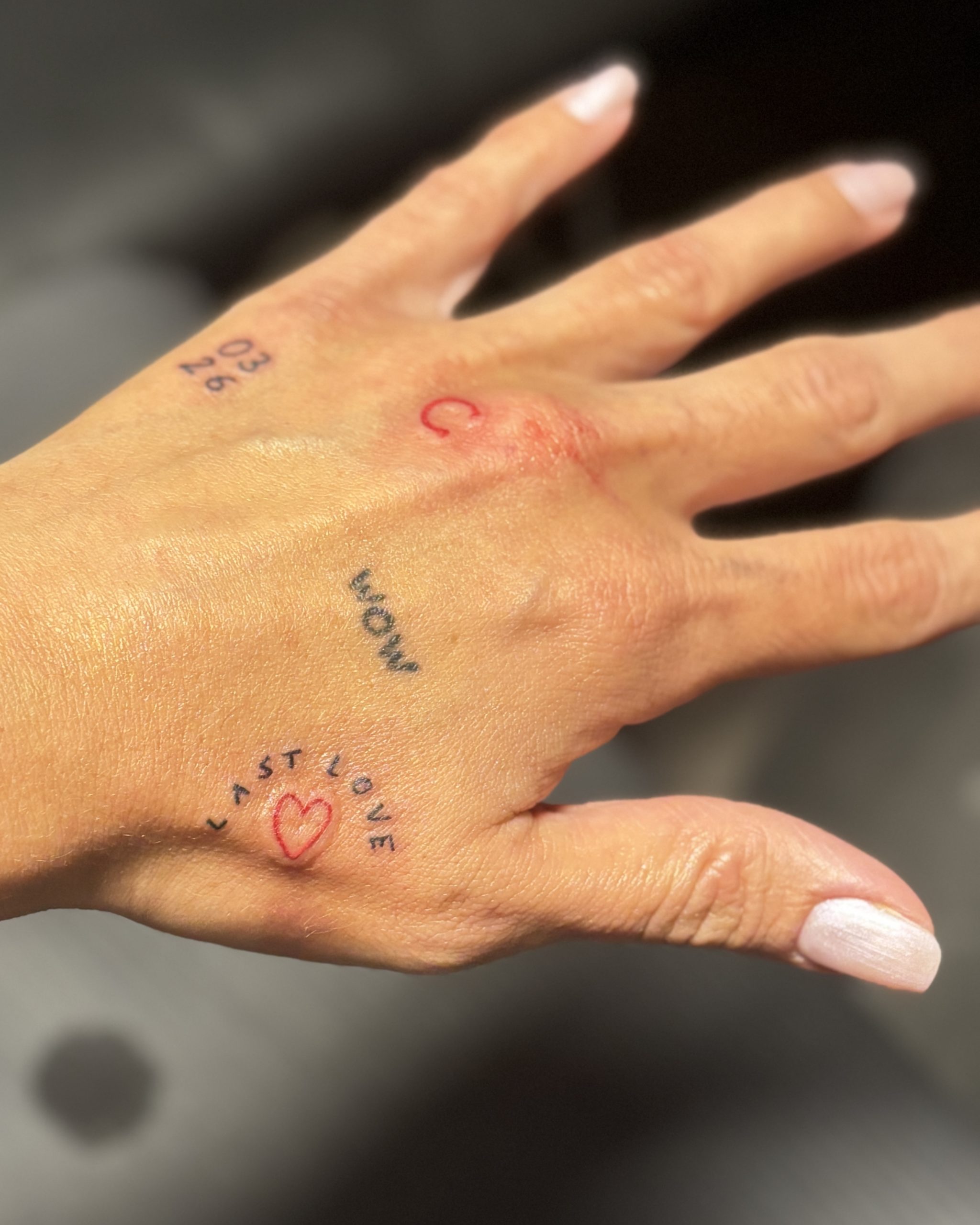 Tatouage encre rouge au Touquet