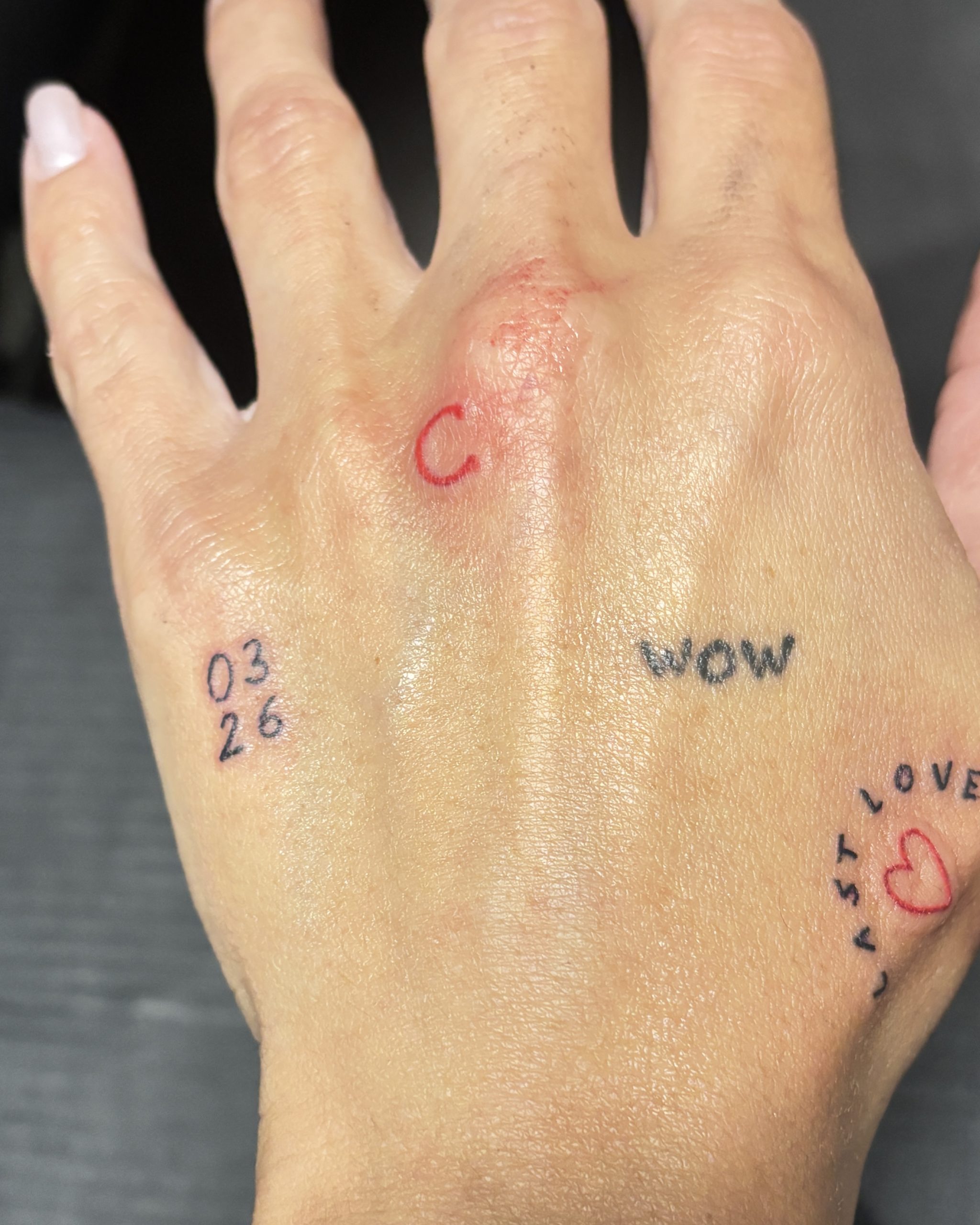 Tatouage encre rouge au Touquet