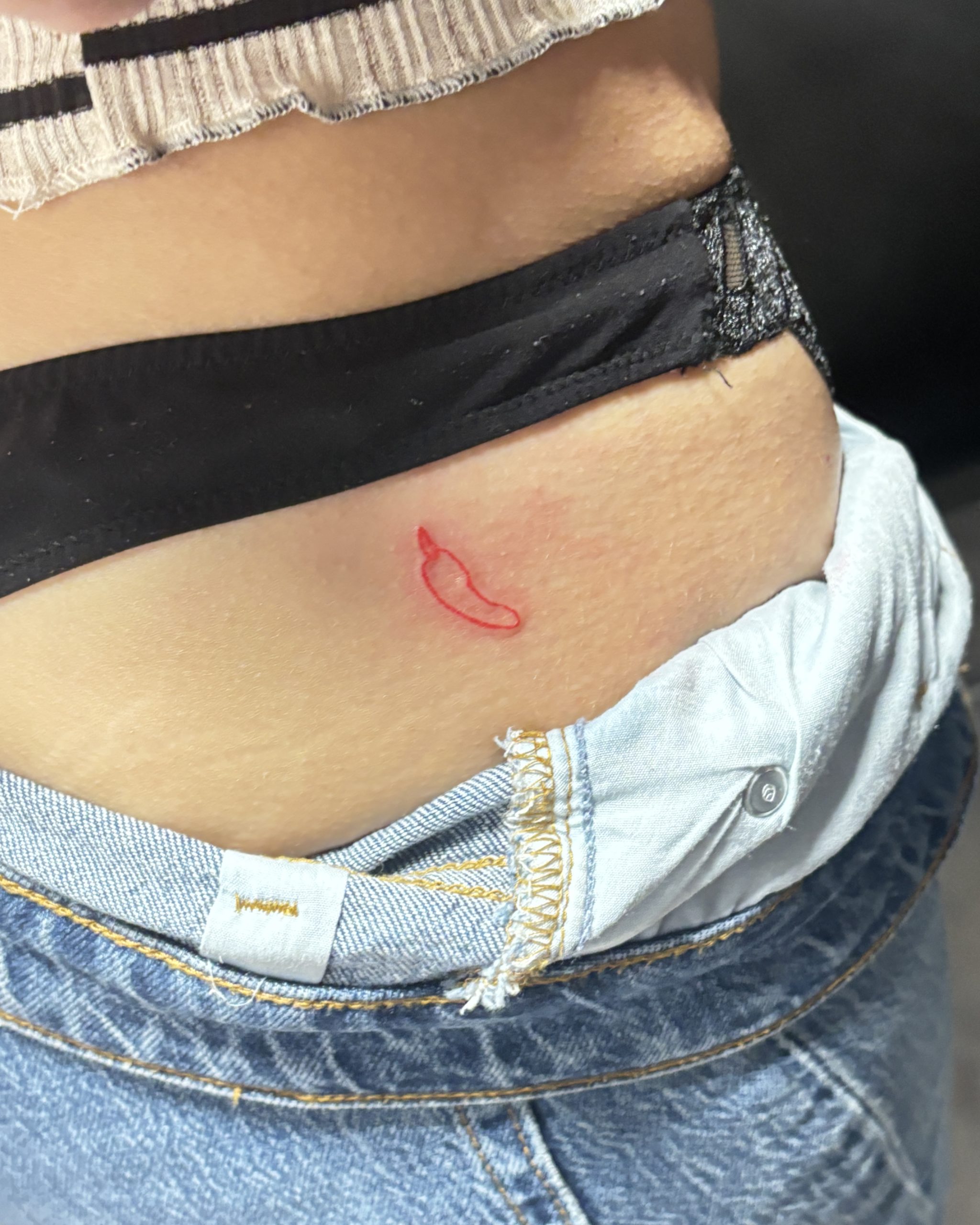 Tatouage encre rouge au Touquet