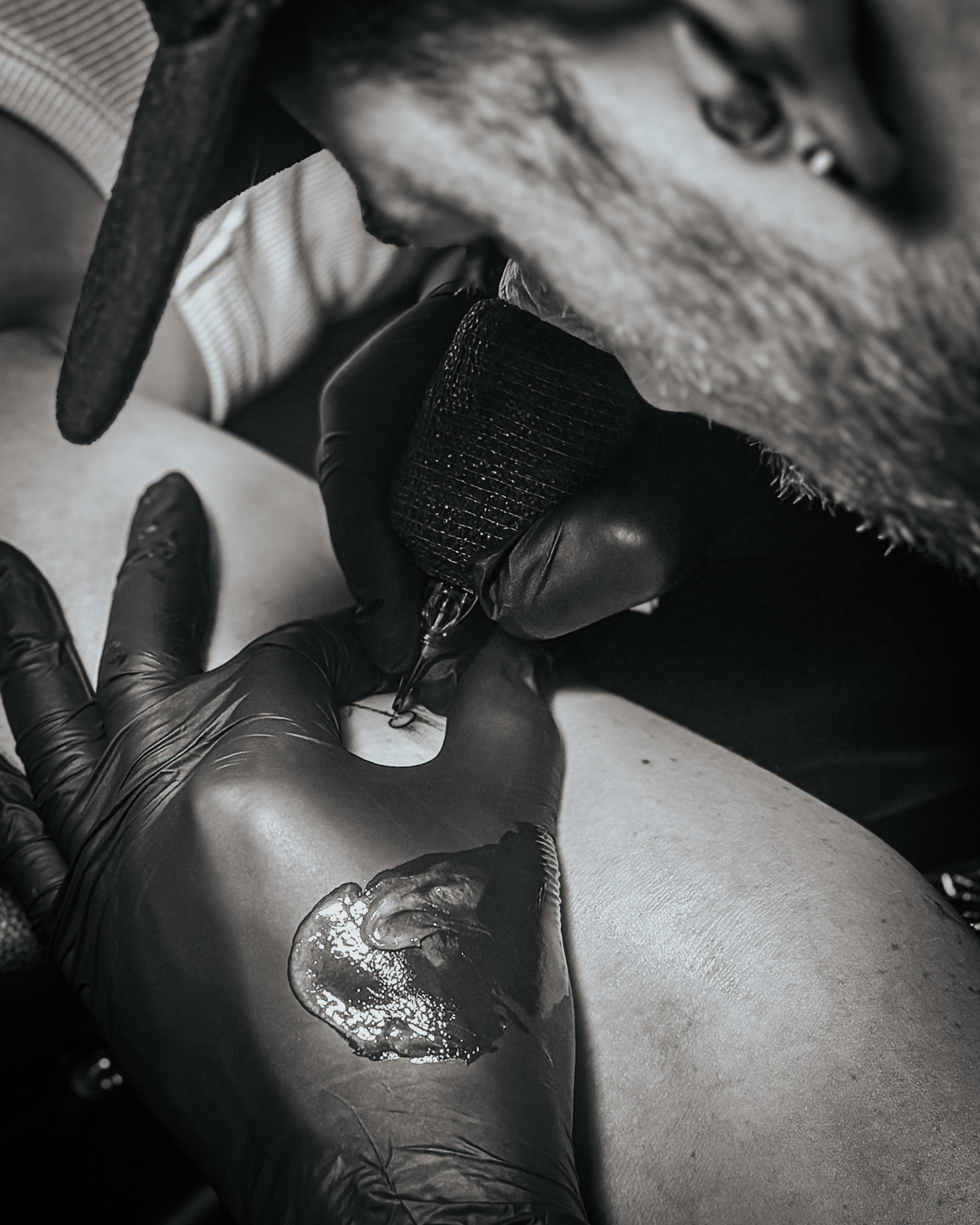 Tatouage cocktail fille au Touquet : un tatouage minimaliste qui sent bon l'été