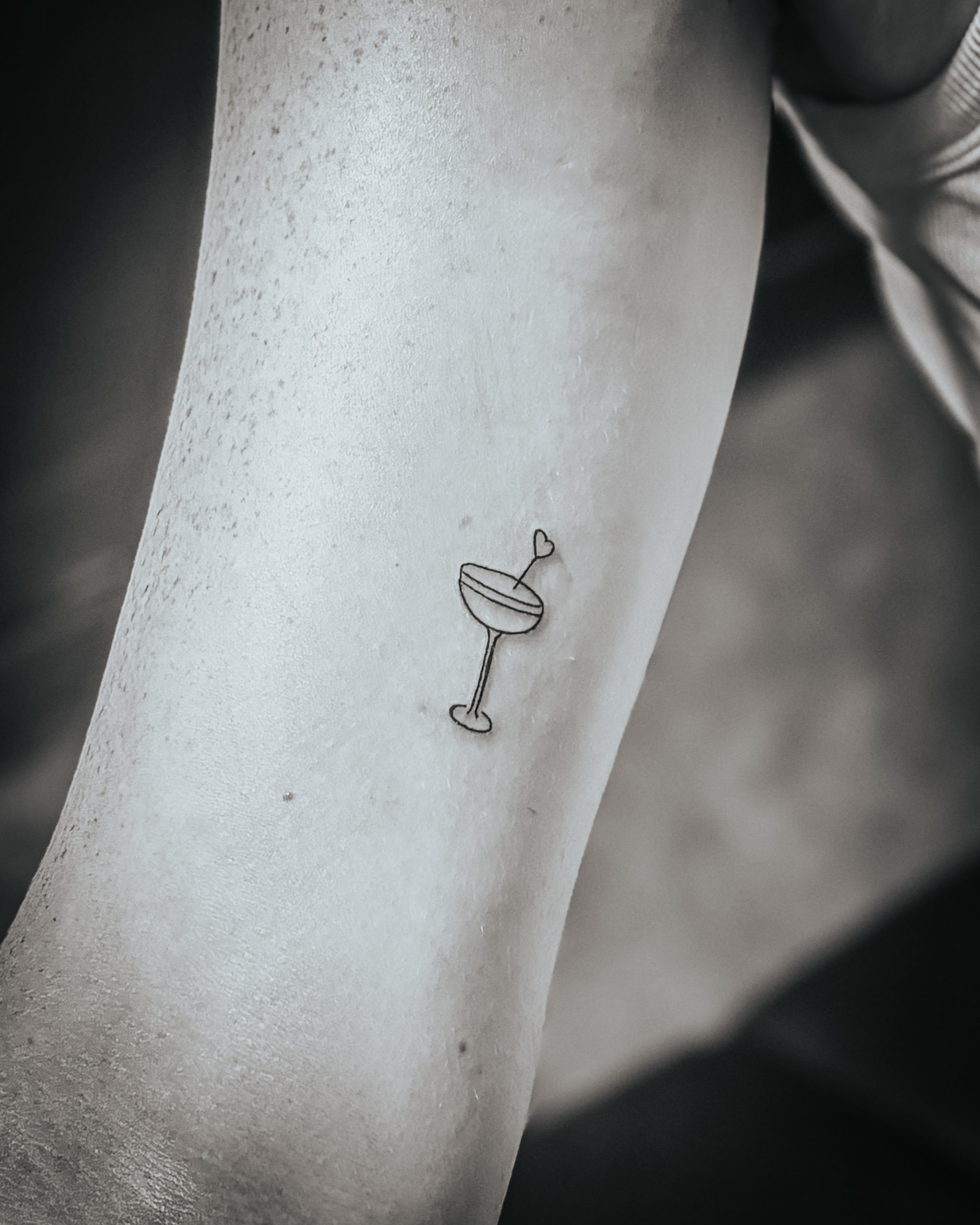 Tatouage cocktail fille au Touquet : un tatouage minimaliste qui sent bon l'été