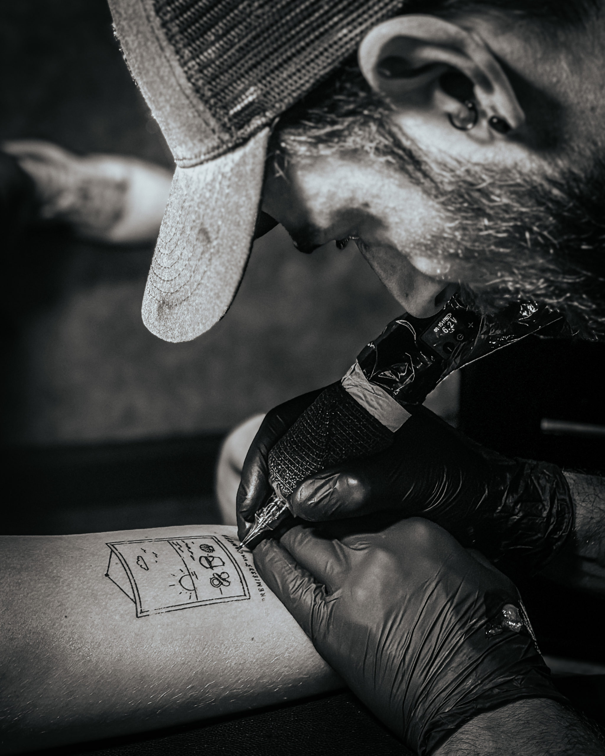 Tatouage en couple pour immortaliser les première vacances de leur bébé