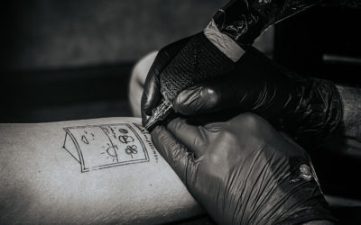Tatouage en couple pour immortaliser les première vacances de leur bébé