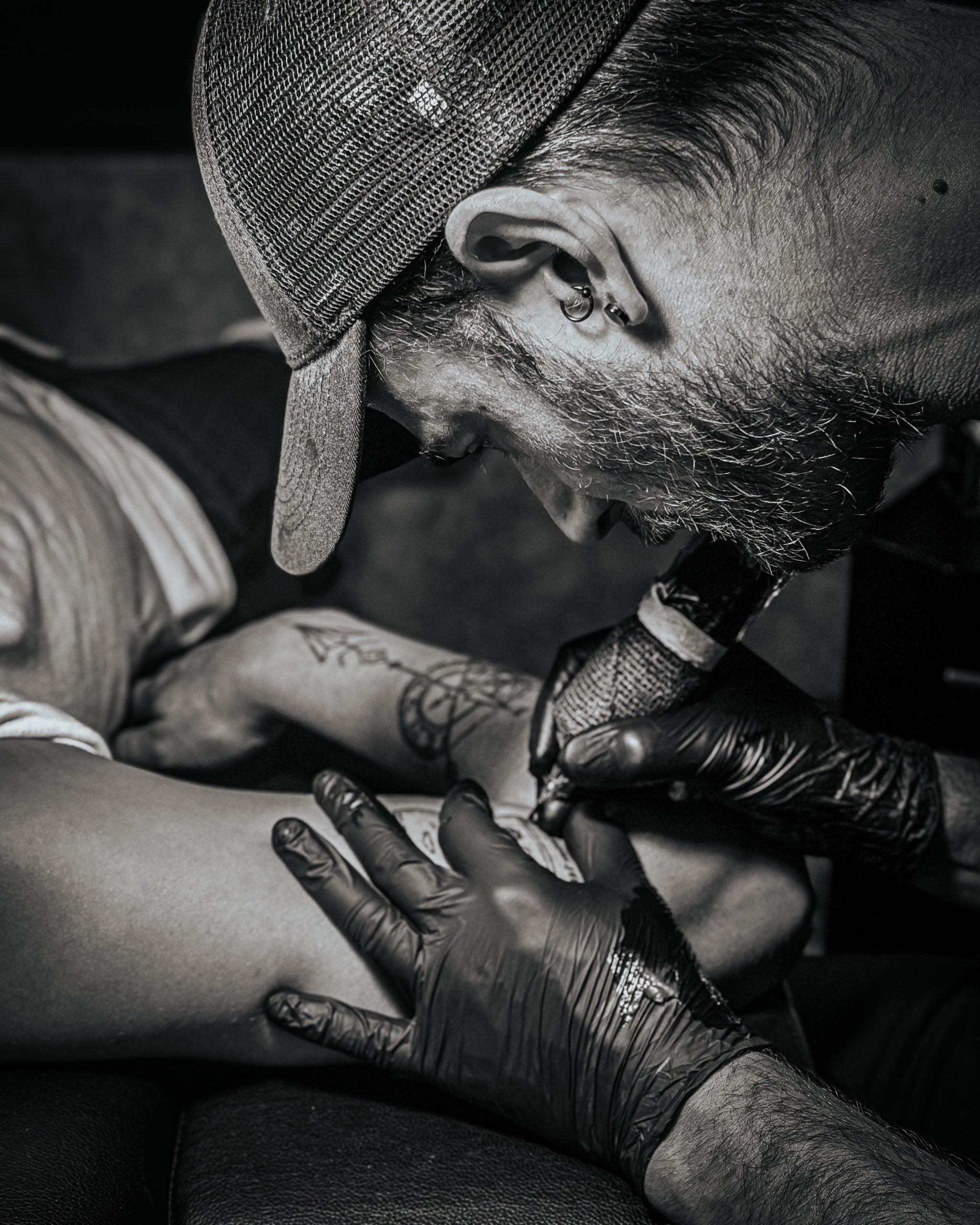 Tatouage en couple pour immortaliser les première vacances de leur bébé