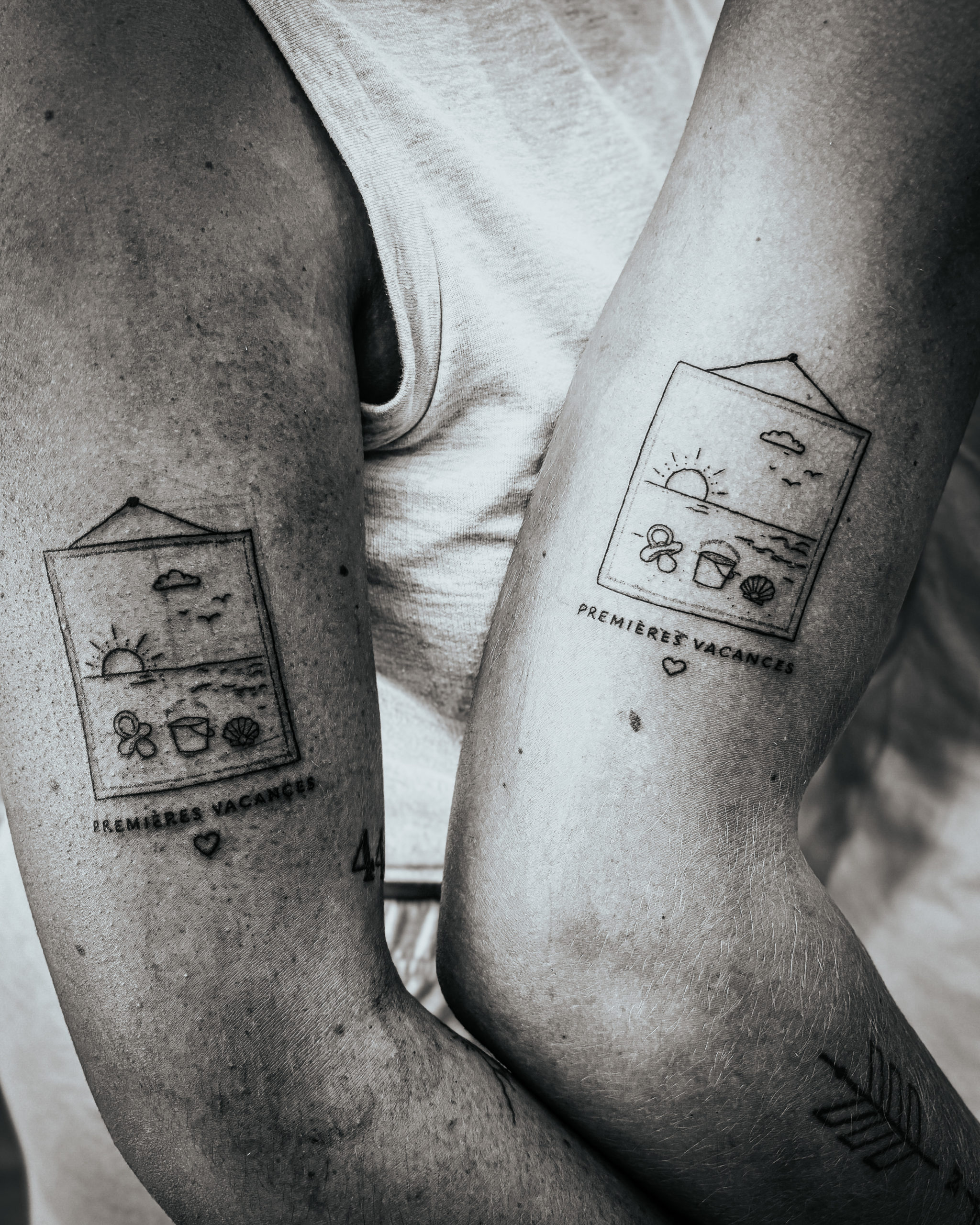Tatouage en couple pour immortaliser les première vacances de leur bébé
