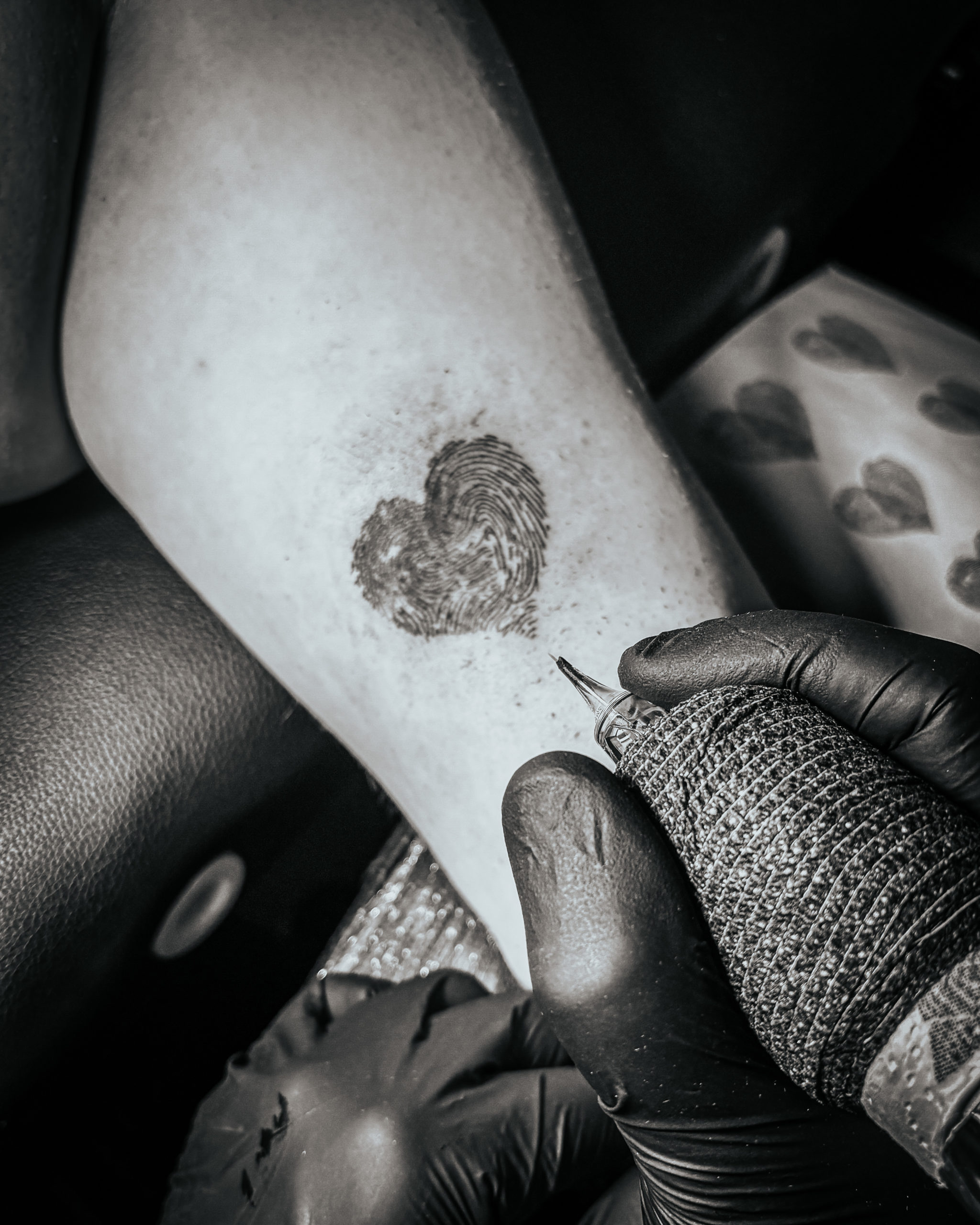 Tatouage empreintes en cœur au Touquet