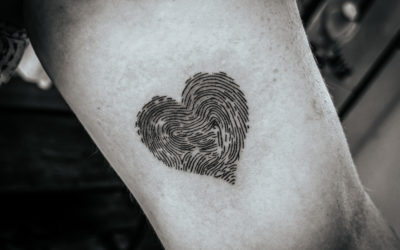 Tatouage empreintes en cœur au Touquet