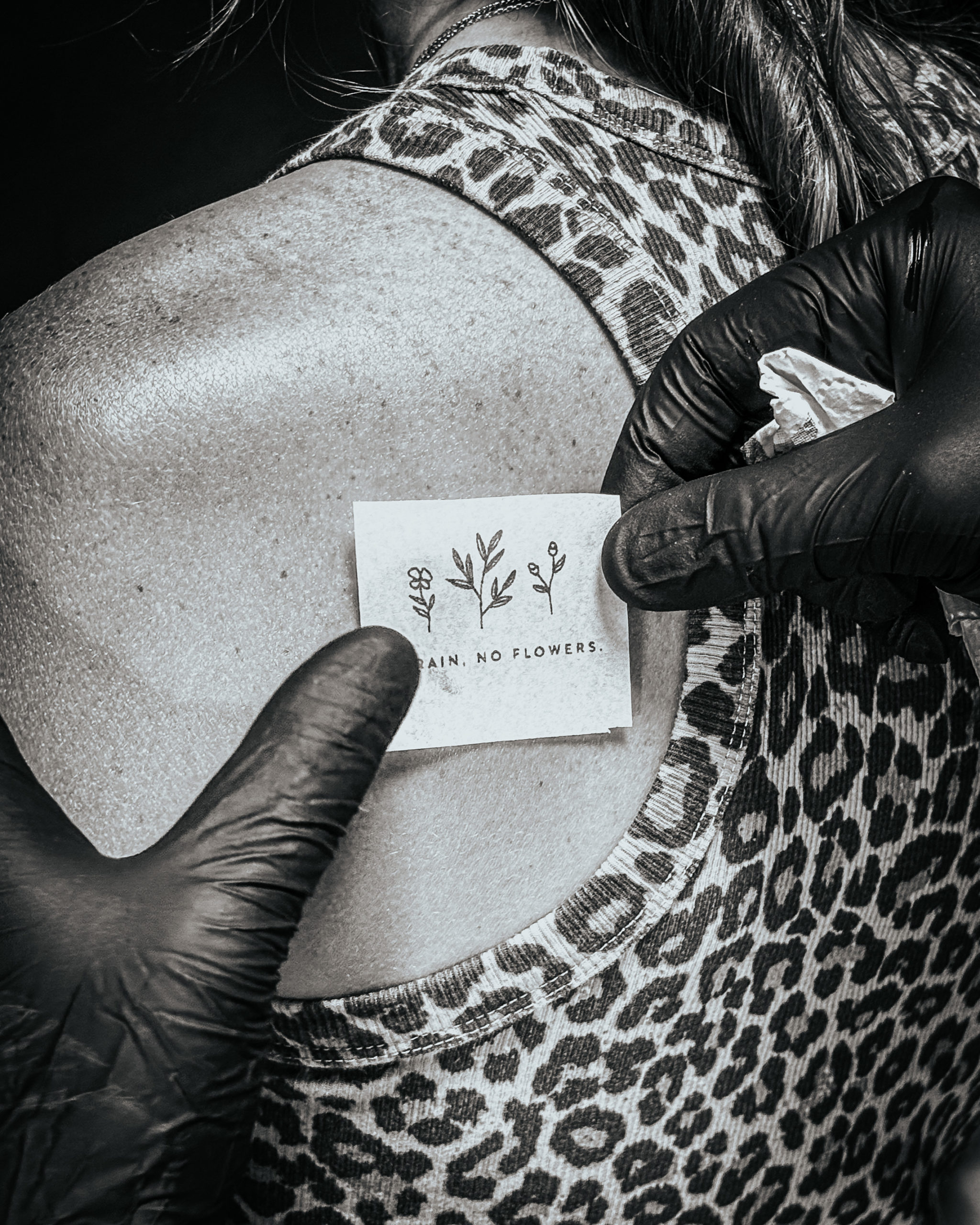 Tatouage floral minimaliste sur l’omoplate au Touquet