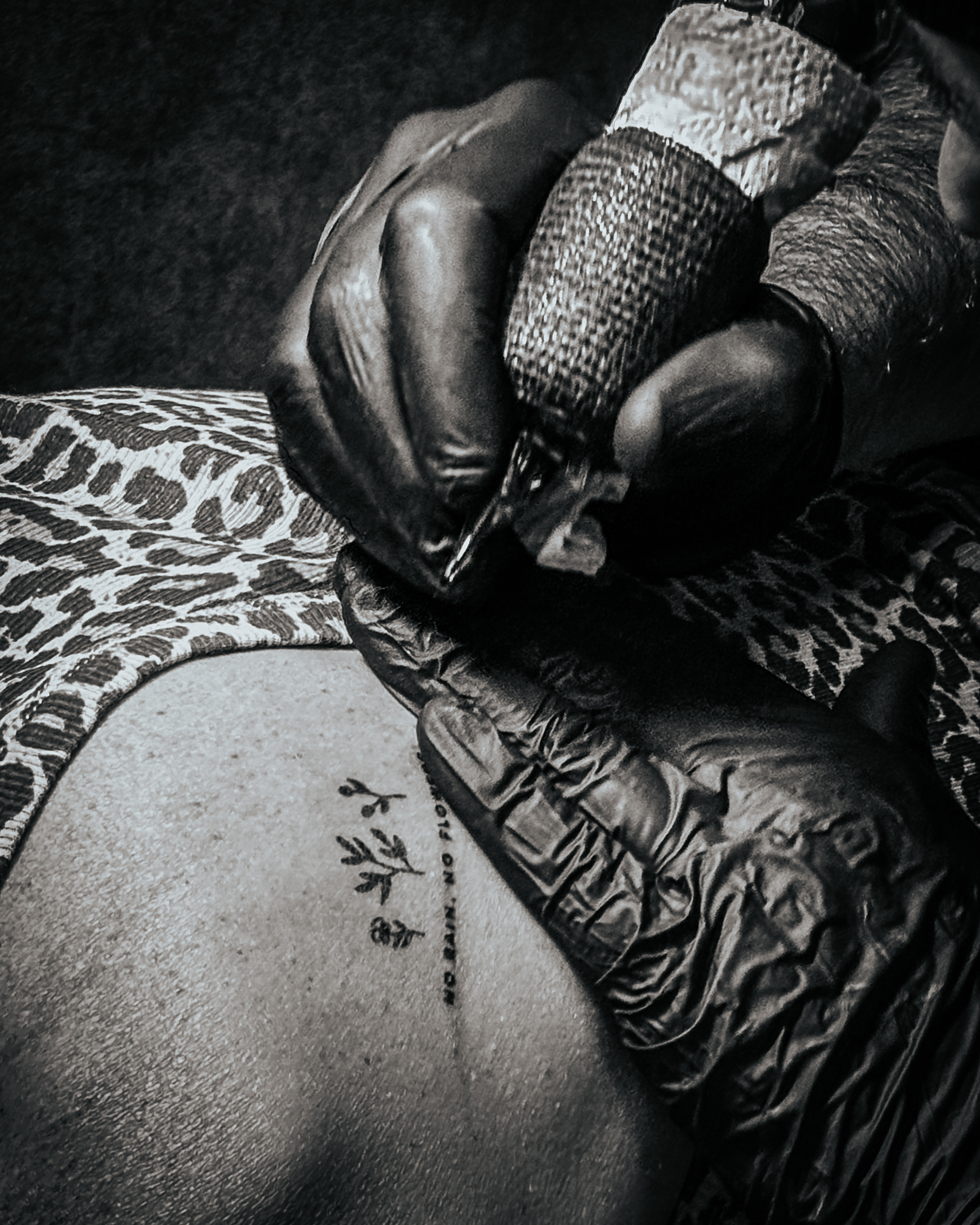Tatouage floral minimaliste sur l’omoplate au Touquet