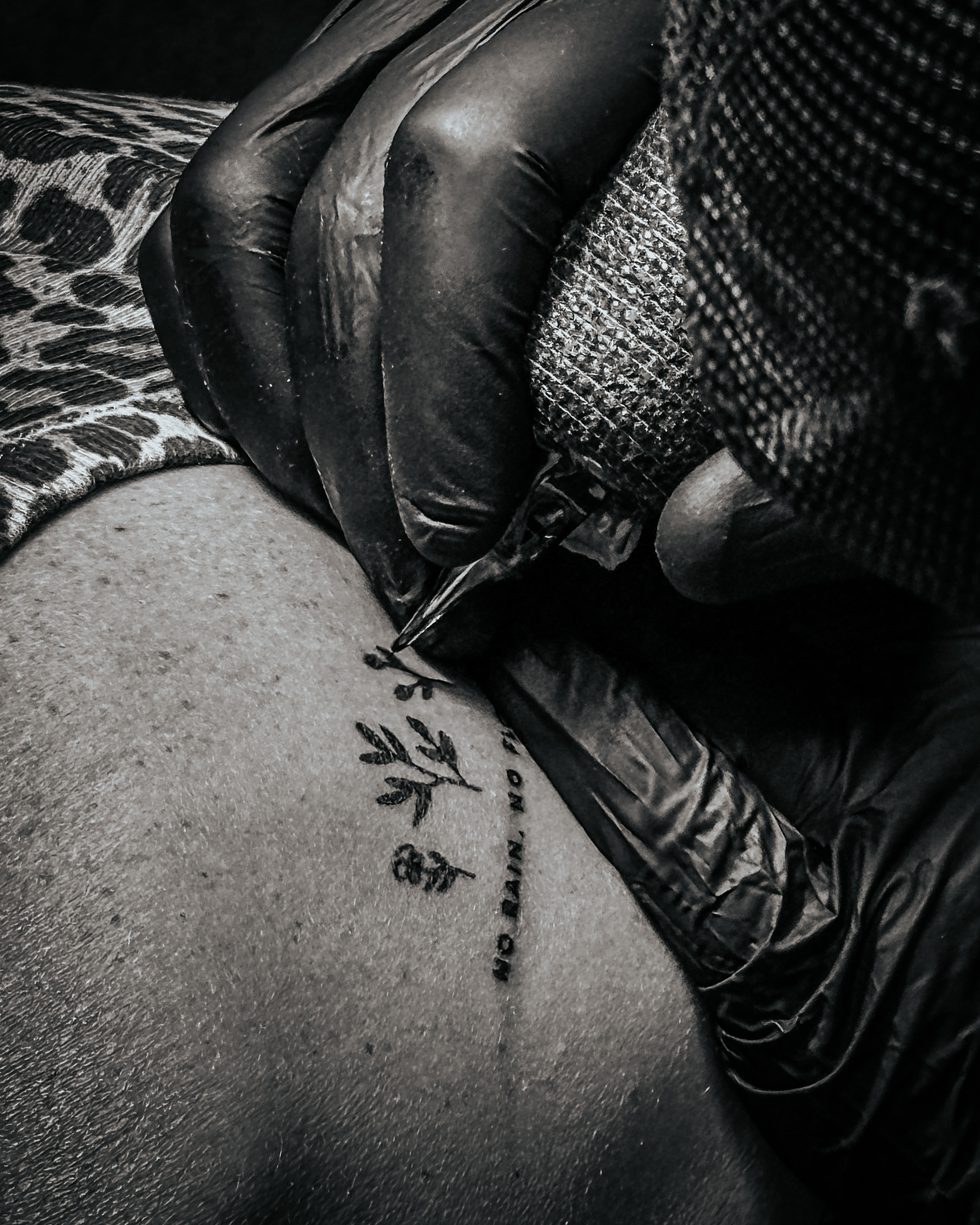Tatouage floral minimaliste sur l’omoplate au Touquet