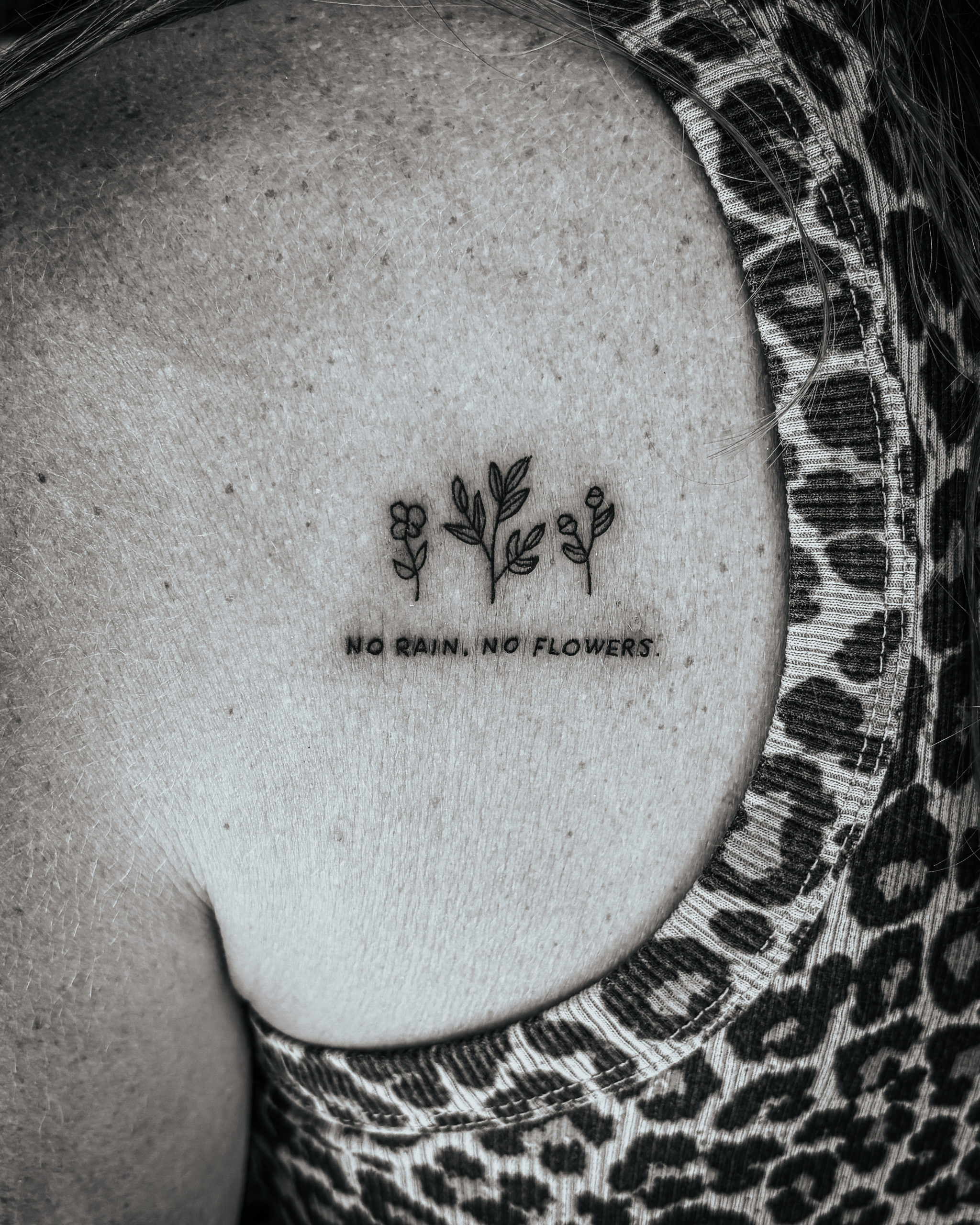 Tatouage floral minimaliste sur l’omoplate au Touquet