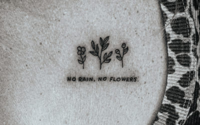 Tatouage floral minimaliste sur l’omoplate au Touquet