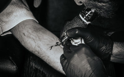 Tatouage personnalisé entre amis au Touquet