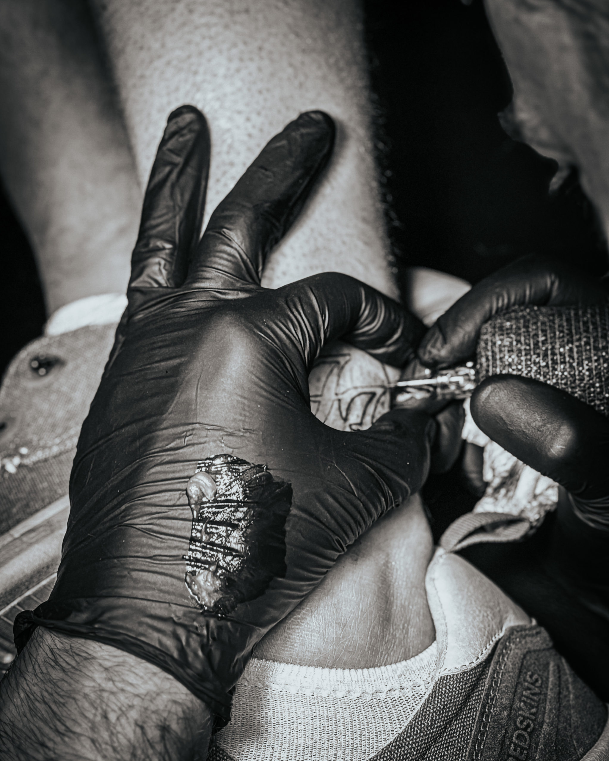 Tatouage pour un fan des Foo Fighters au Touquet