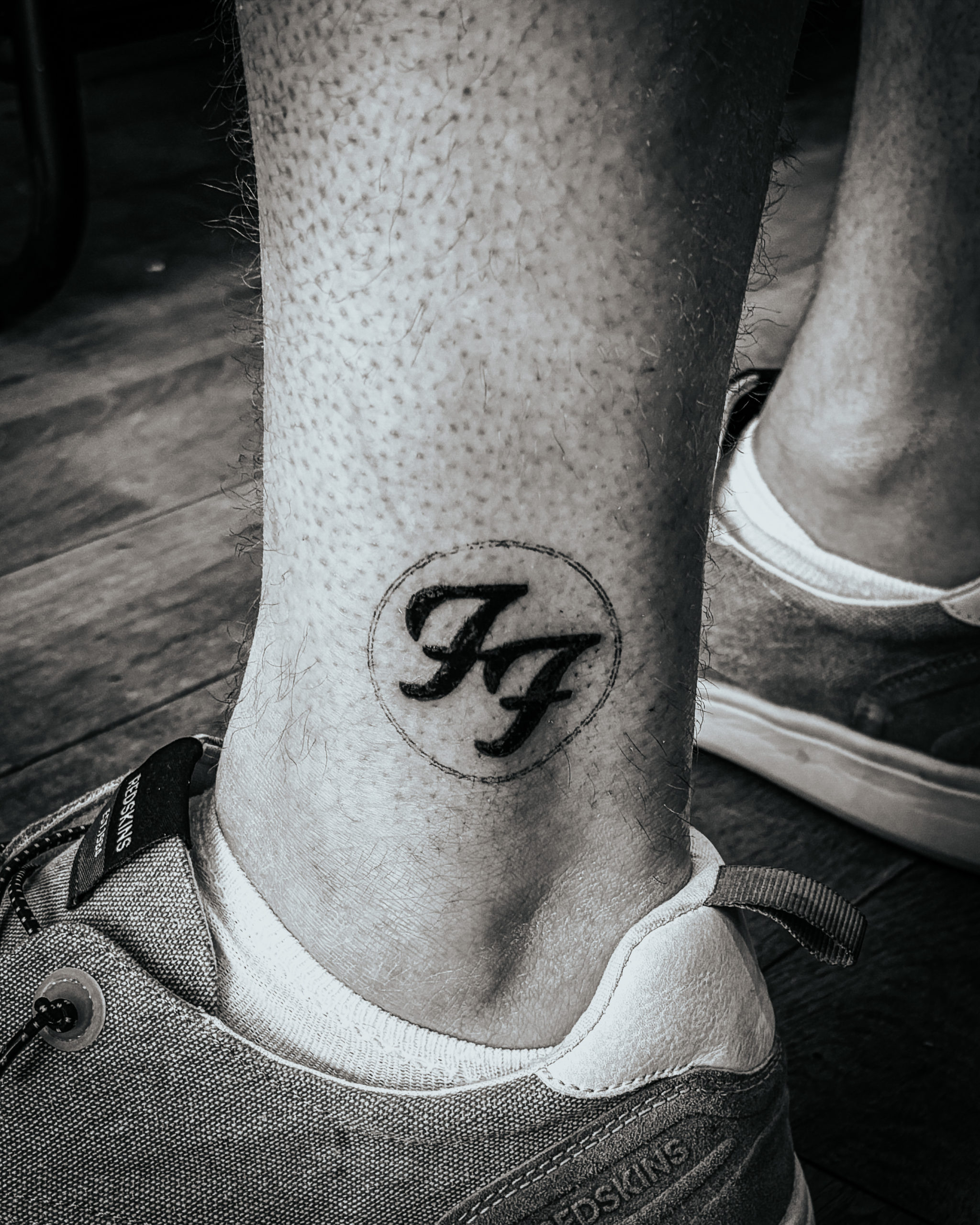 Tatouage pour un fan des Foo Fighters au Touquet