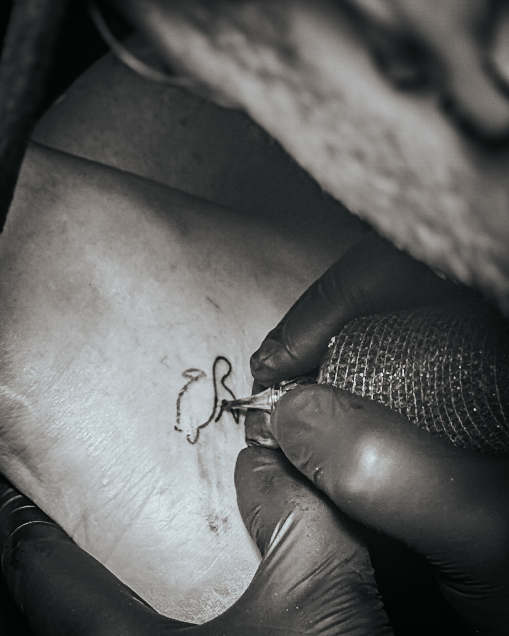 Tatouage tortue minimaliste au Touquet