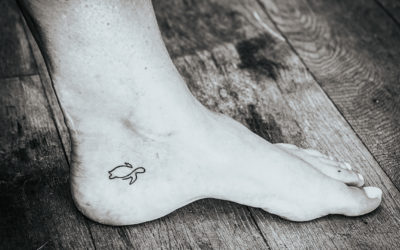 Tatouage tortue minimaliste au Touquet