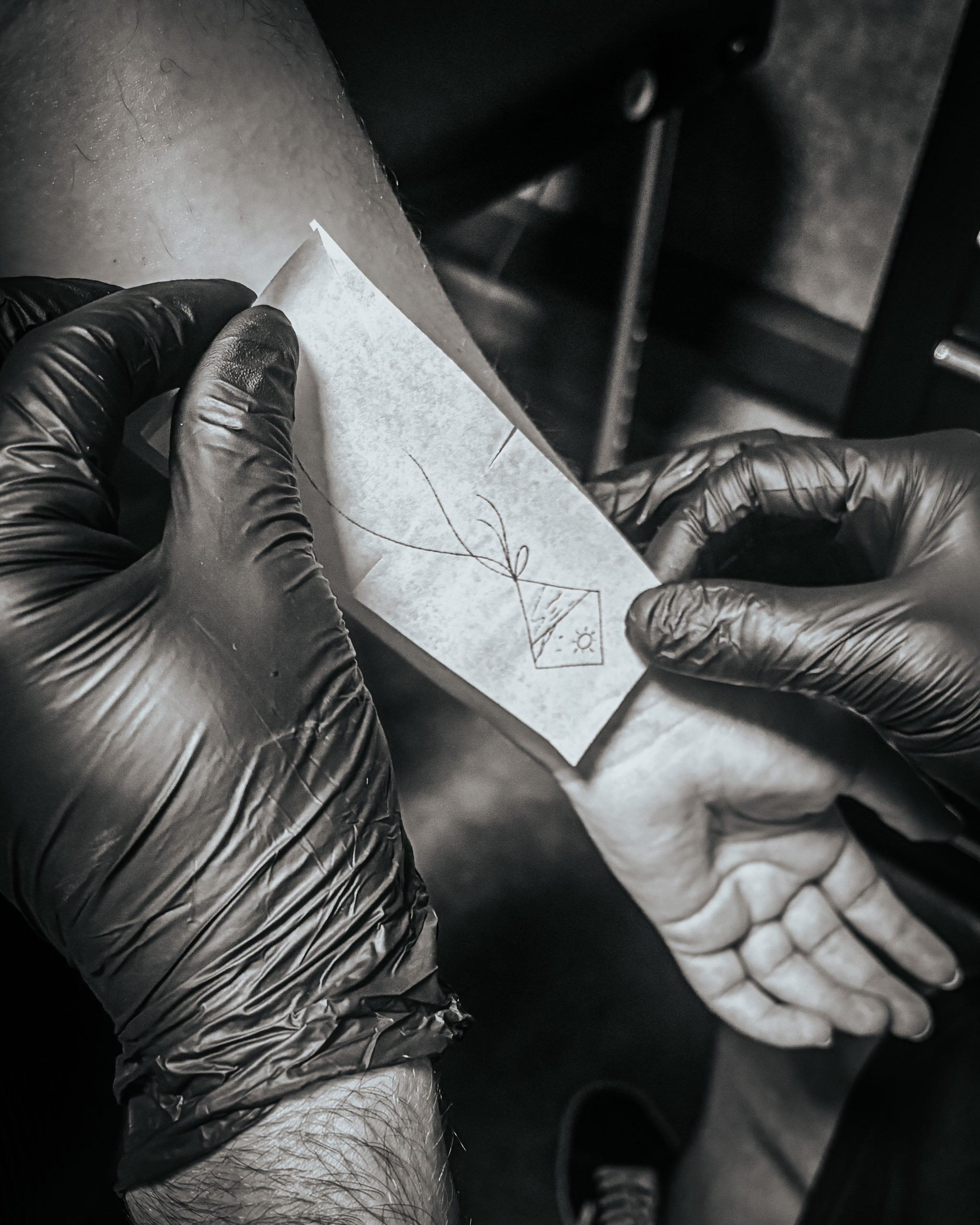 Tatouage minimaliste cerf-volant au Touquet : découvrez ce tatouage fin inspiré de la mer, du soleil et des grands espaces de la Côte d’Opale.