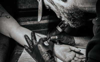 Tatouage minimaliste cerf-volant au Touquet