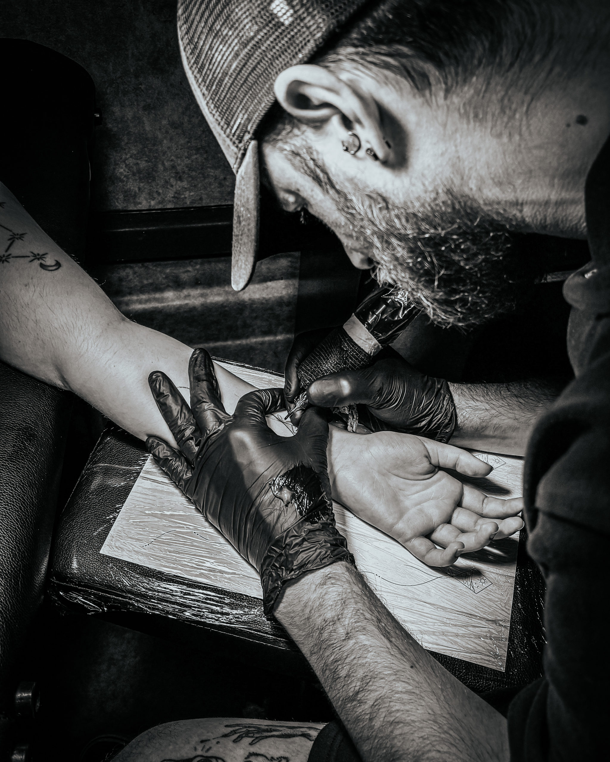 Tatouage minimaliste cerf-volant au Touquet : découvrez ce tatouage fin inspiré de la mer, du soleil et des grands espaces de la Côte d’Opale.