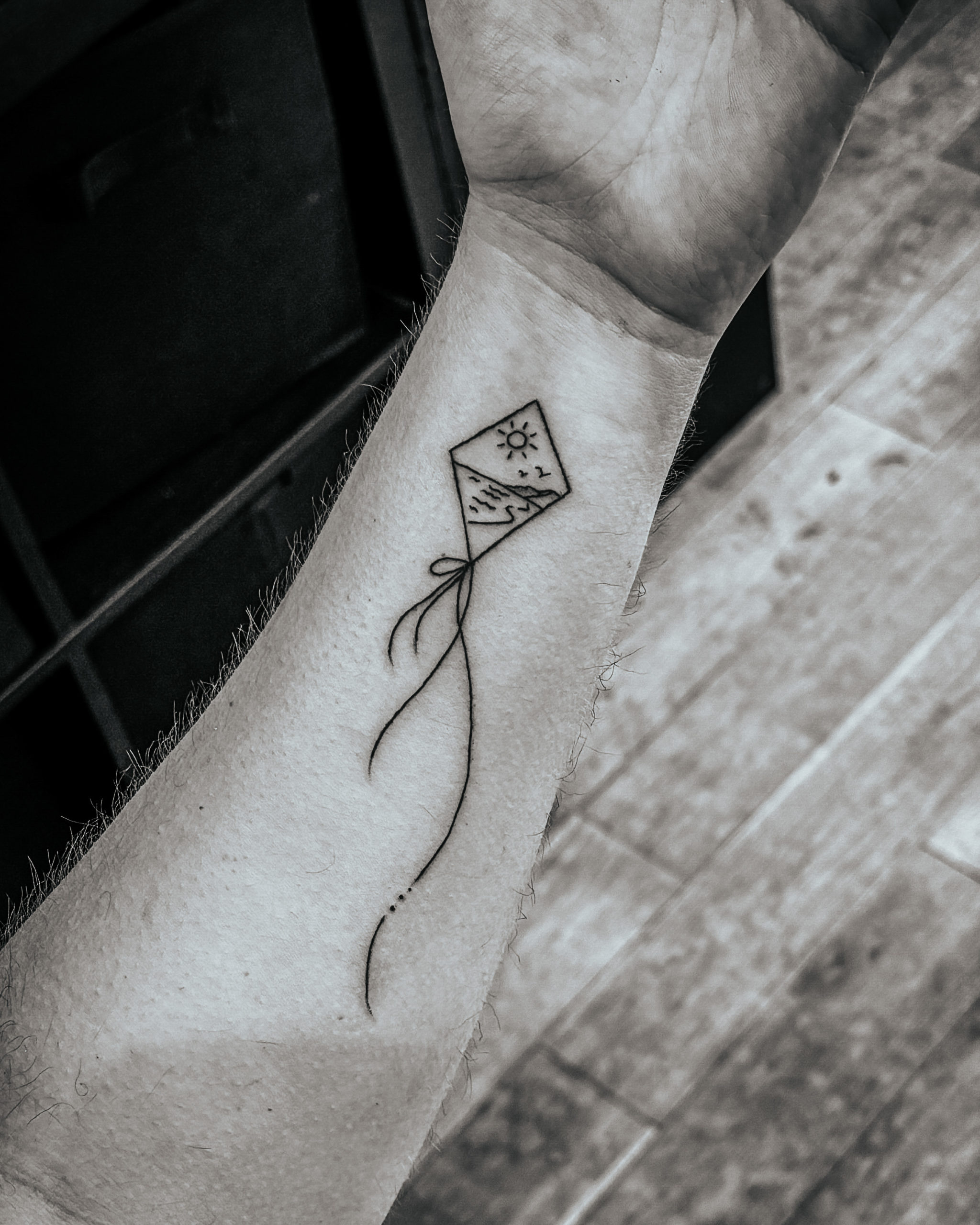 Tatouage minimaliste cerf-volant au Touquet : découvrez ce tatouage fin inspiré de la mer, du soleil et des grands espaces de la Côte d’Opale.